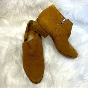 Dolce Vita leather zip booties sz 6